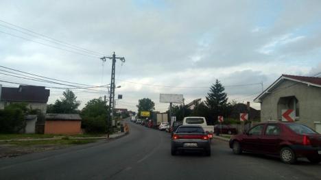 Drum în lucru: Traficul rutier prin Oşorhei, blocat de lucrări la alveolele de calmare a traficului pe DN 1 (FOTO/VIDEO)