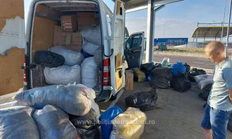 Captură la Borș II: Peste 30.000 de țigări de contrabandă au fost confiscate dintr-o autoutilitară încărcată cu ajutoare, condusă de un tânăr ucrainean (FOTO)