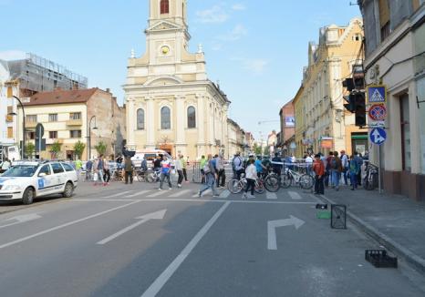Turul ciclist a blocat centrul Oradiei. OTL a deviat, în ultimul moment, circulaţia autobuzelor (FOTO)