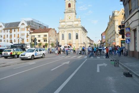 Turul ciclist a blocat centrul Oradiei. OTL a deviat, în ultimul moment, circulaţia autobuzelor (FOTO)