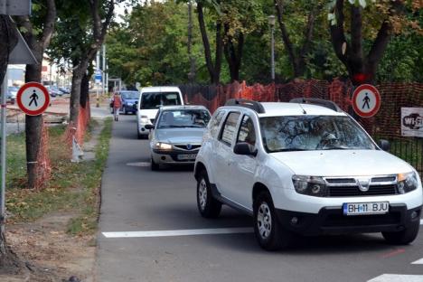 Maşini pe trotuar: Primăria a deviat traficul din stradă pe marginea Parcului 1 Decembrie (FOTO)