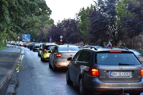A început haosul în traficul din Oradea! Dimineaţa, drumul cu mașina din Nufărul până în centru durează 40 de minute! (FOTO / VIDEO)