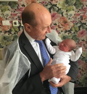 Traian Băsescu este din nou bunic: Elena Băsescu a născut o fetiţă (FOTO)