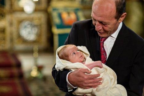 Traian Băsescu: Dacă aş putea, azi aş dubla indemnizaţia pentru mame în concediu de maternitate