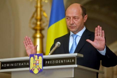 Prima reacţie a lui Traian Băsescu în scandalul Udrea-SRI: Îmi este tare bine în mijlocul familiei