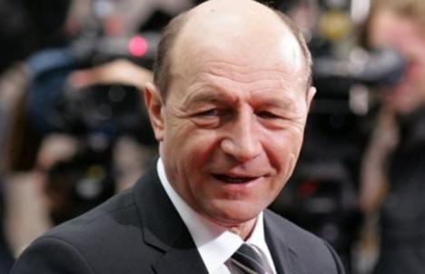 Băsescu, huiduit şi atacat cu pâine la Ţebea, la comemorarea lui Avram Iancu