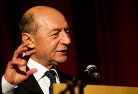 Băsescu: Trag un semnal de alarmă. Criza este aproape, suntem în recesiune