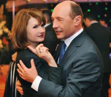 Soţii Băsescu, naşii micului Prinţ Carol Ferdinand