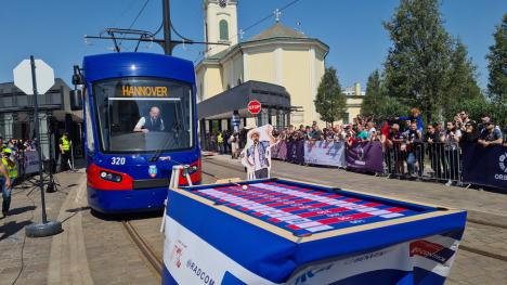 Tram-EM Oradea: Vatmani din 25 de orașe europene joacă popice și biliard cu tramvaie în Piața Unirii (FOTO/VIDEO)
