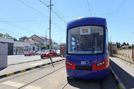 OTL: un şofer a avariat uşa unui tramvai Astra Imperio și a plecat mai departe