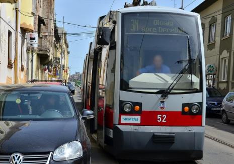 Tramvaiele OTL, blocate de două ori într-o singură zi pe strada Primăriei de şoferi care au parcat aiurea 