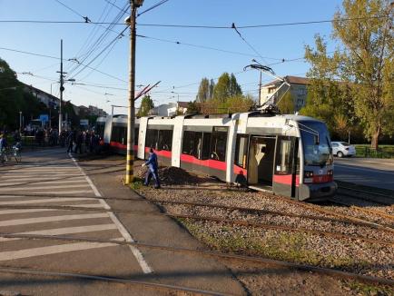 Un tramvai Siemens a deraiat în Oradea, în cartierul Cantemir. Circulaţia este blocată! (FOTO / VIDEO)