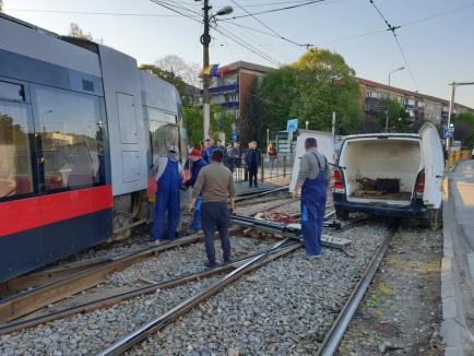 Un tramvai Siemens a deraiat în Oradea, în cartierul Cantemir. Circulaţia este blocată! (FOTO / VIDEO)