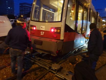 Tramvaiul Siemens a fost mutat cu greu spre depou. Circulaţia tramvaielor a fost reluată în Nufărul (FOTO / VIDEO)