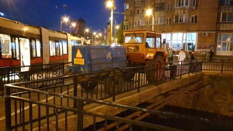 Tramvaiul Siemens a fost mutat cu greu spre depou. Circulaţia tramvaielor a fost reluată în Nufărul (FOTO / VIDEO)