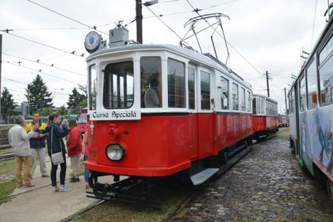 Tramvaiul de epocă Siemens, vechi de aproape 90 de ani, porneşte pe traseu (FOTO/VIDEO)