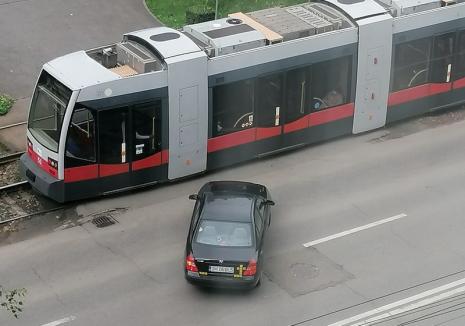 Lecţie inedită în traficul din Oradea: Şoferul unui bolid care a vrut să vireze pe interzis a fost forţat de un vatman să renunţe (FOTO)