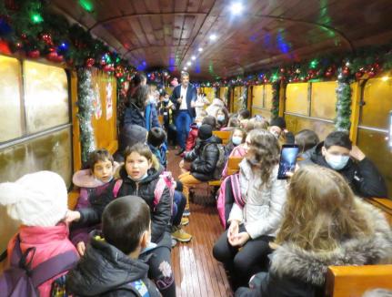 Tramvaiul lui Moș Crăciun a plimbat copiii de la Centrul de zi din Oradea. Invitat surpriză: Aurelian Temișan (FOTO)