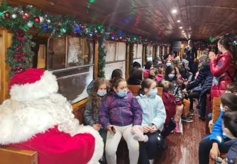 Tramvaiul lui Moș Crăciun a plimbat copiii de la Centrul de zi din Oradea. Invitat surpriză: Aurelian Temișan (FOTO)