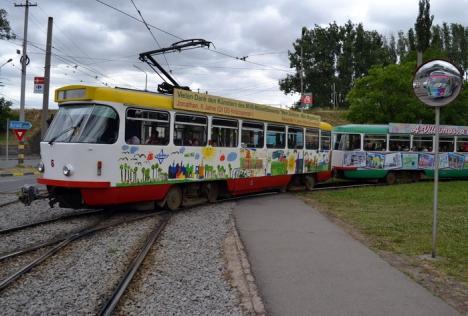 De 1 iunie! "Tramvaiul copiilor" a pornit pe traseu împodobit în desenele micuţilor orădeni (FOTO)