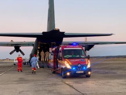 5 pacienţi Covid în stare gravă, aduşi la Oradea cu un avion Hercules, pentru a fi transferaţi de SMURD în Ungaria (FOTO / VIDEO)