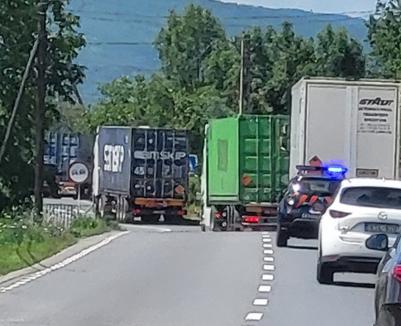 Un transport special a încetinit traficul pe DN 1. Convoiul tranzitează judeţul, însoţit de jandarmi, spre Borş (VIDEO)