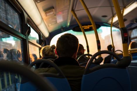 Controale în autobuzele care transportă navetiști în Bihor: Șoferi amendați pentru că n-au tăiat bilete, dar și pasageri pentru că au preferat „blatul”