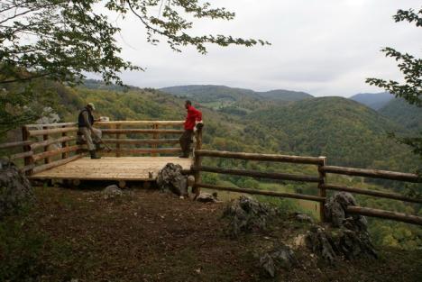 Un nou traseu turistic, la Peştera Farcu: iubitorii munţilor au panoramă cu "Pădurea Crailor" 