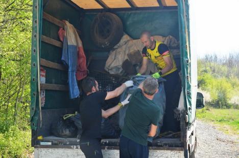 Duminica altfel: Mai mulţi voluntari au strâns gunoaiele dintr-o pădure de la marginea Oradiei. S-a umplut o camionetă! (FOTO)