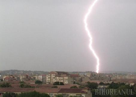 Furtuna a făcut ravagii şi victime în Bihor. Doi tineri au fost trăsniţi, la un meci de fotbal în Livada