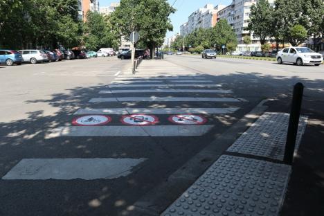Nu mai folosi telefonul și căștile pe zebră! Marcaje speciale, desenate pe câteva treceri de pietoni din Oradea (FOTO)