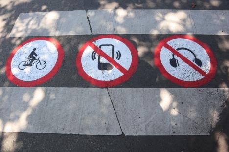 Nu mai folosi telefonul și căștile pe zebră! Marcaje speciale, desenate pe câteva treceri de pietoni din Oradea (FOTO)