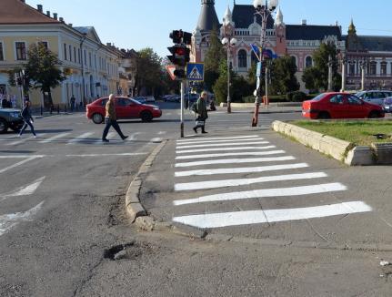 Aberant: AIO a înfiinţat treceri de pietoni pe trotuar, ca să poată amenda şoferii indisciplinaţi (FOTO)