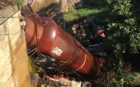 România Centenarului: Un pod s-a rupt sub un tren de marfă în Dolj, o parte dintre vagoane au căzut în râpă  (FOTO)