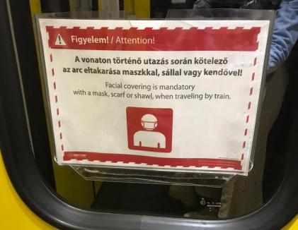 Fără reguli: Pasageri înghesuiți în compartimente, unii fără măști, într-un tren CFR care a oprit la Oradea (FOTO)