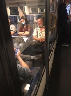 Fără reguli: Pasageri înghesuiți în compartimente, unii fără măști, într-un tren CFR care a oprit la Oradea (FOTO)