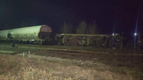 FOTO/VIDEO: Tren care venea la Oradea, deraiat în zona Ciucea. Ce se întâmplă cu pasagerii garniturilor afectate de accident