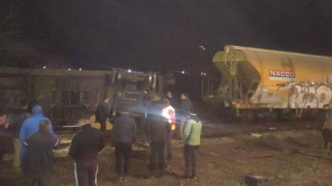 FOTO/VIDEO: Tren care venea la Oradea, deraiat în zona Ciucea. Ce se întâmplă cu pasagerii garniturilor afectate de accident