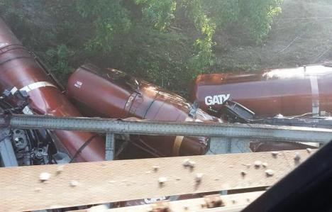România Centenarului: Un pod s-a rupt sub un tren de marfă în Dolj, o parte dintre vagoane au căzut în râpă  (FOTO)