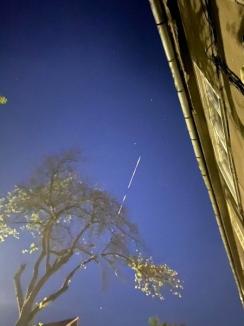 'Tren de stele”: sateliţii miliardarului Elon Musk vizibili în Bihor. Vezi când vor mai apărea pe cer! (FOTO / VIDEO)