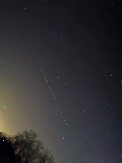 'Tren de stele”: sateliţii miliardarului Elon Musk vizibili în Bihor. Vezi când vor mai apărea pe cer! (FOTO / VIDEO)