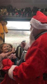 Trenul lui Moş Crăciun, aproape sold out! Mii de copii din Oradea s-au programat la plimbare cu bătrânul cel darnic (FOTO / VIDEO)