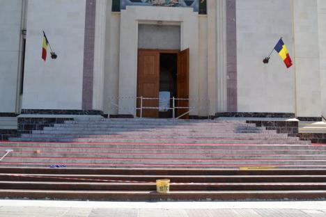 Catedrala Ortodoxă din Oradea va avea încălzire în treptele exterioare... ca să nu alunece credincioşii! (FOTO)