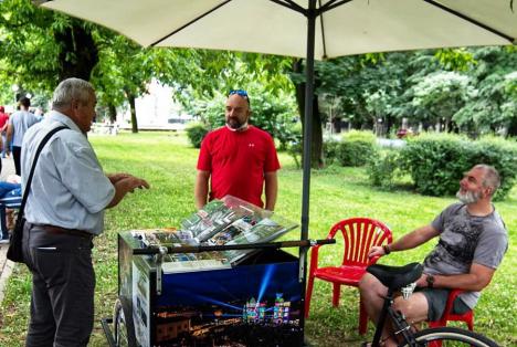 Oradea promovată pe tricicletă, cu vederi şi ghiduri turistice realizate de artistul fotograf de talie mondială Ovi D. Pop (FOTO)