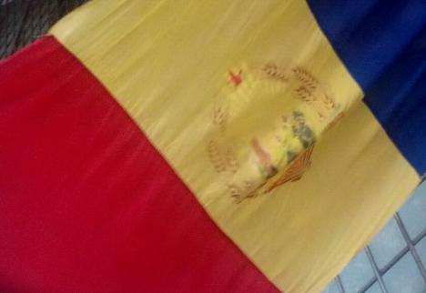 Ziua Naţională 'la mişto': Oficiul Poştal de pe Bulevardul Dacia a arborat tricolorul cu stema comunistă! (FOTO)