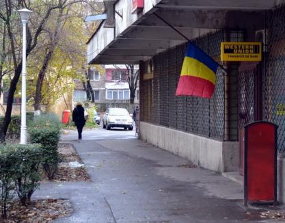 Ziua Naţională 'la mişto': Oficiul Poştal de pe Bulevardul Dacia a arborat tricolorul cu stema comunistă! (FOTO)