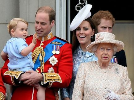 Prinţul George şi-a eclipsat străbunica de ziua ei (FOTO)