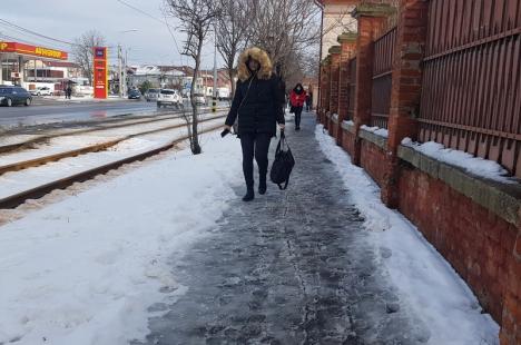 Frontieriştii sunt puturoşi! Trotuarul din faţa Inspectoratului Poliţiei de Frontieră Oradea e acoperit de zăpadă şi gheaţă (FOTO)