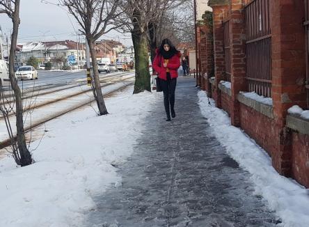 Frontieriştii sunt puturoşi! Trotuarul din faţa Inspectoratului Poliţiei de Frontieră Oradea e acoperit de zăpadă şi gheaţă (FOTO)