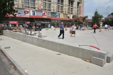 Trotuarul dintre magazinul Crişul şi pietonalul străzii Republicii va fi extins şi pietruit (FOTO)